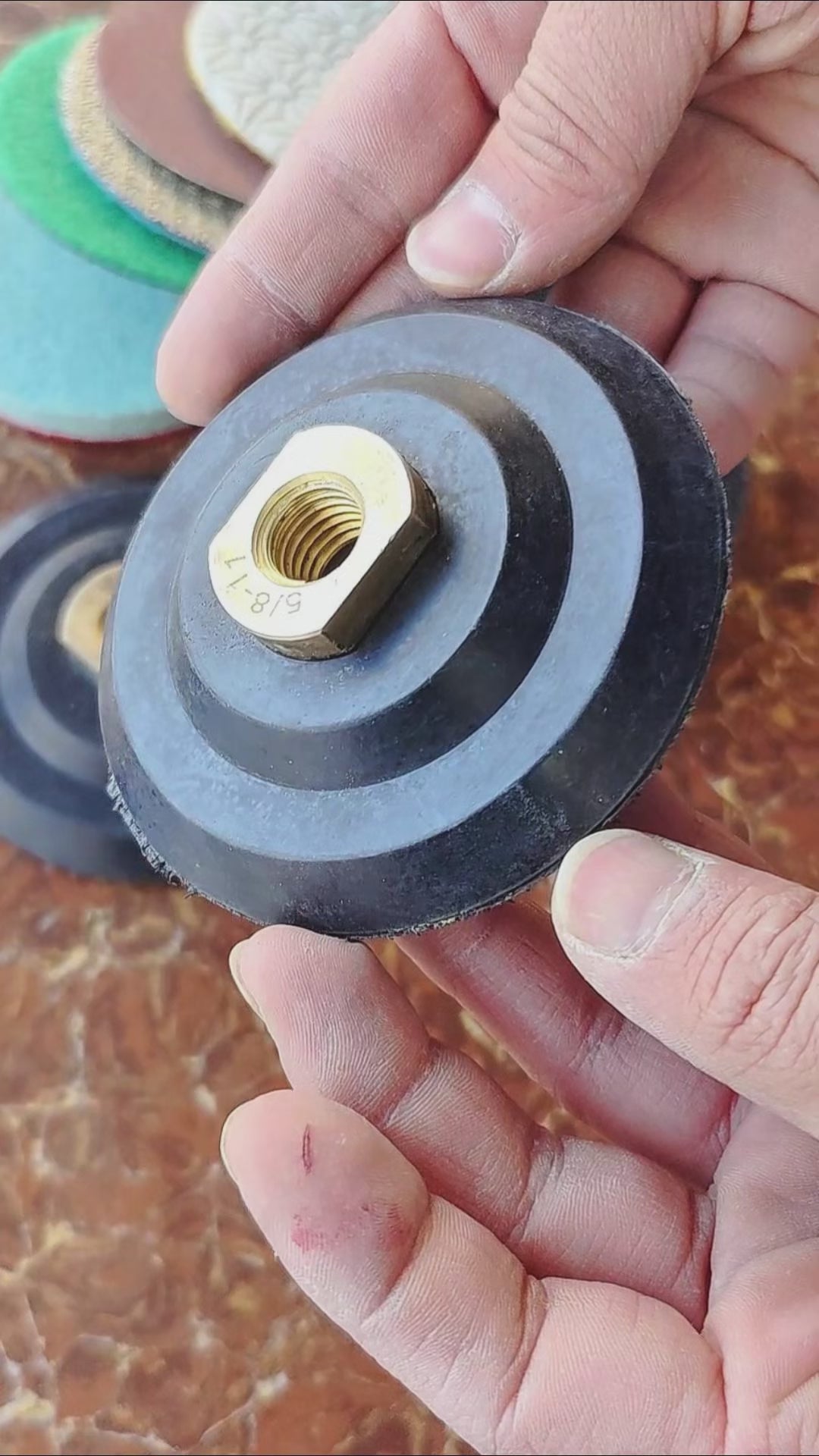 3-4-5 Zoll (100–125 mm) Gummi-Schleifscheibe – 5/8-11 M10 M14 M16 Gewinde Winkelschleifer-Pad für Trocken-/Nassschleifen und Polieren – Klettverschluss-Rückseite für Schleifpapier und Schleifmittel