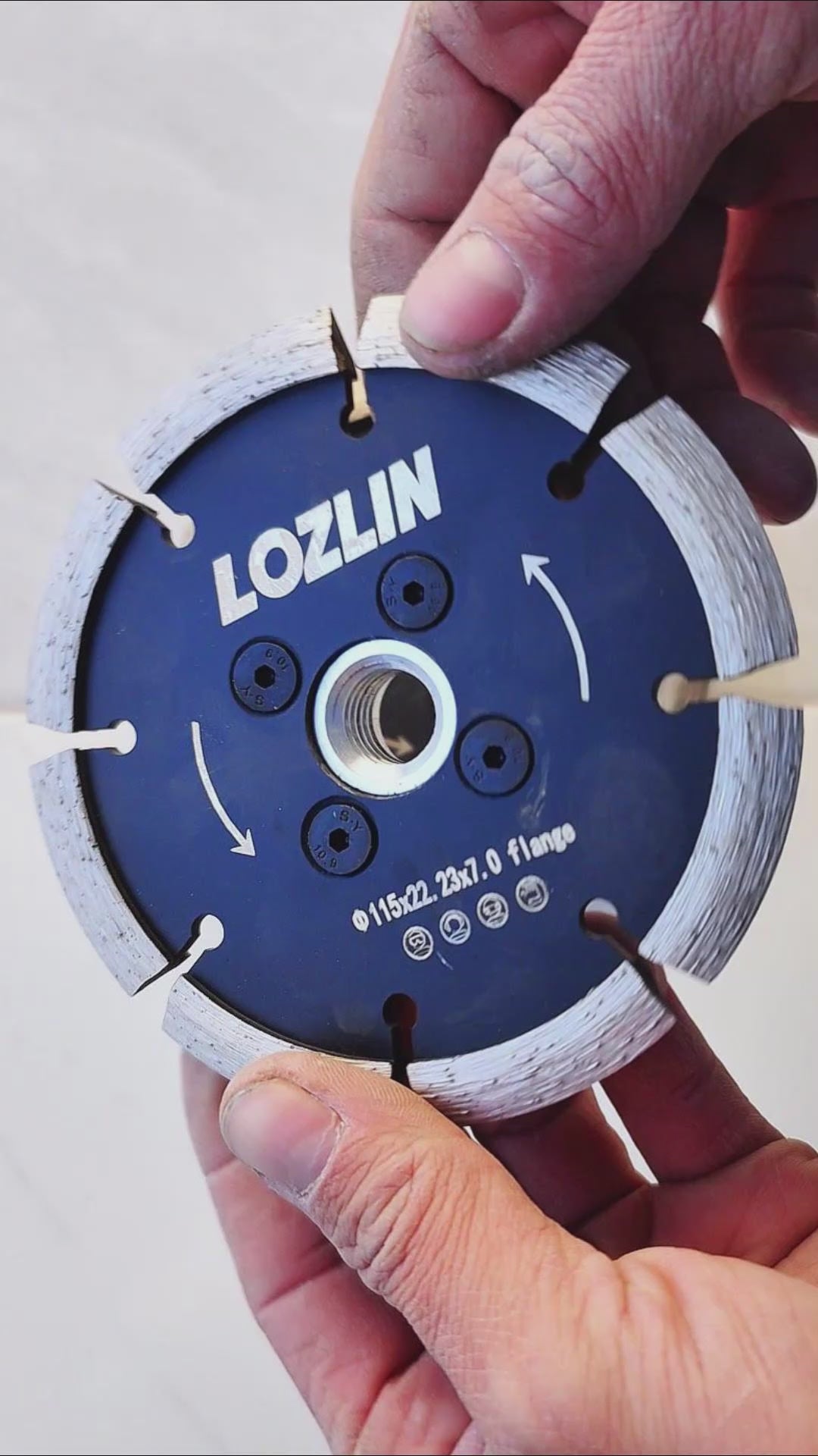 4,5 Zoll (115 mm) V-förmiges Diamantsägeblatt – Robustes Nutenfräsen in Beton und Schneiden von Steinwänden – 5/8-11 Winkelschleifblätter für Bodenreparatur und -renovierung
