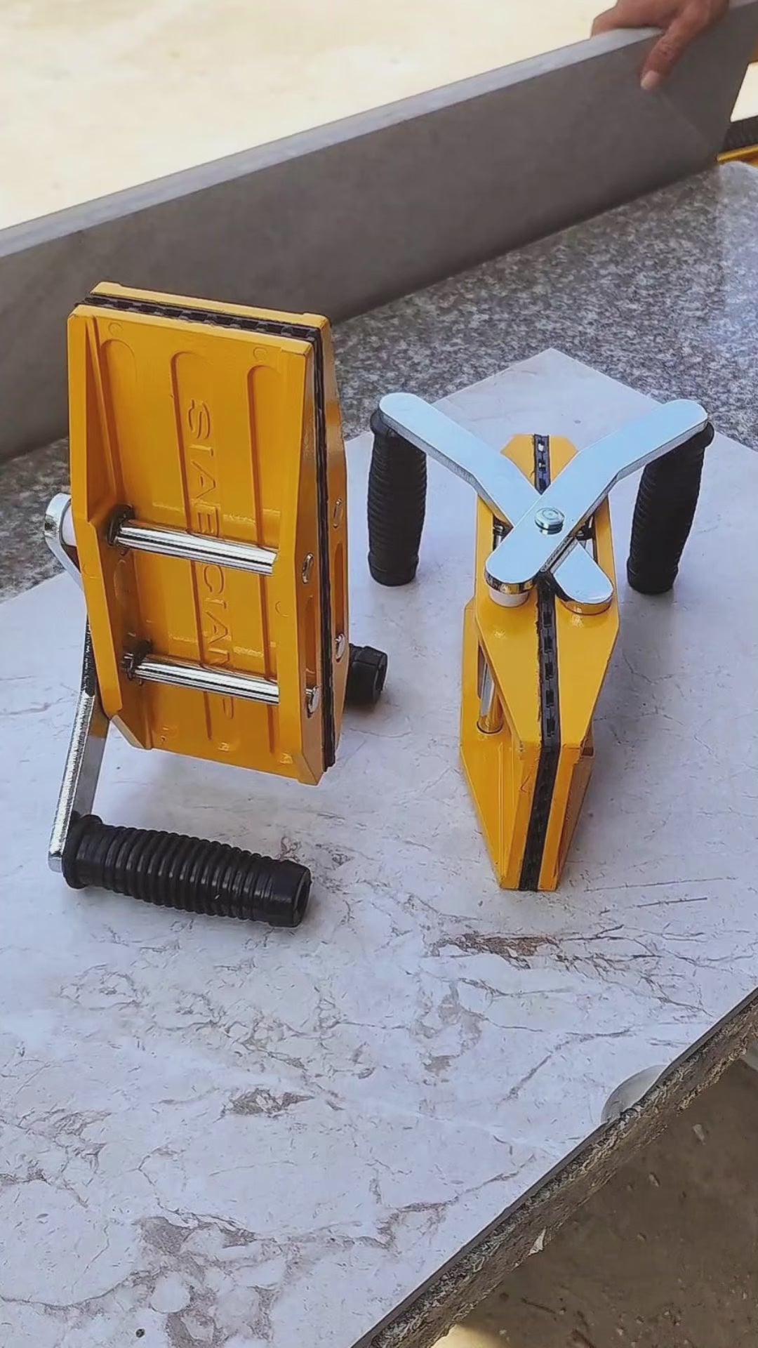 2 gelbe Hochleistungs-Plattenklemmen mit Doppelgriff – 771 lbs/350 kg Kapazität für 0–2,36 Zoll (0–6 cm) Granit/Quarz/Marmor/Glas – gummigepolsterte Hebewerkzeuge mit Griff und Anti-Rutsch-Technologie